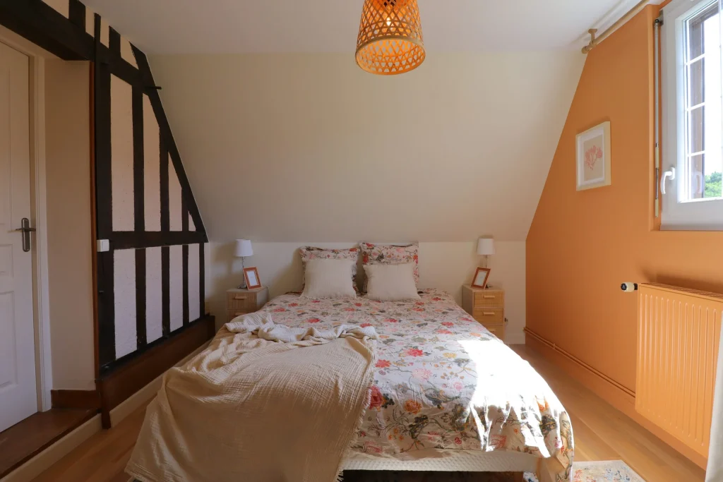 Architecture d’intérieur en Normandie – rénovation complète de maison entre Lisieux et Merville-Franceville. Décoration intérieure élégante dans une maison normande.Optimisation d’espace sous combles en architecture d’intérieur