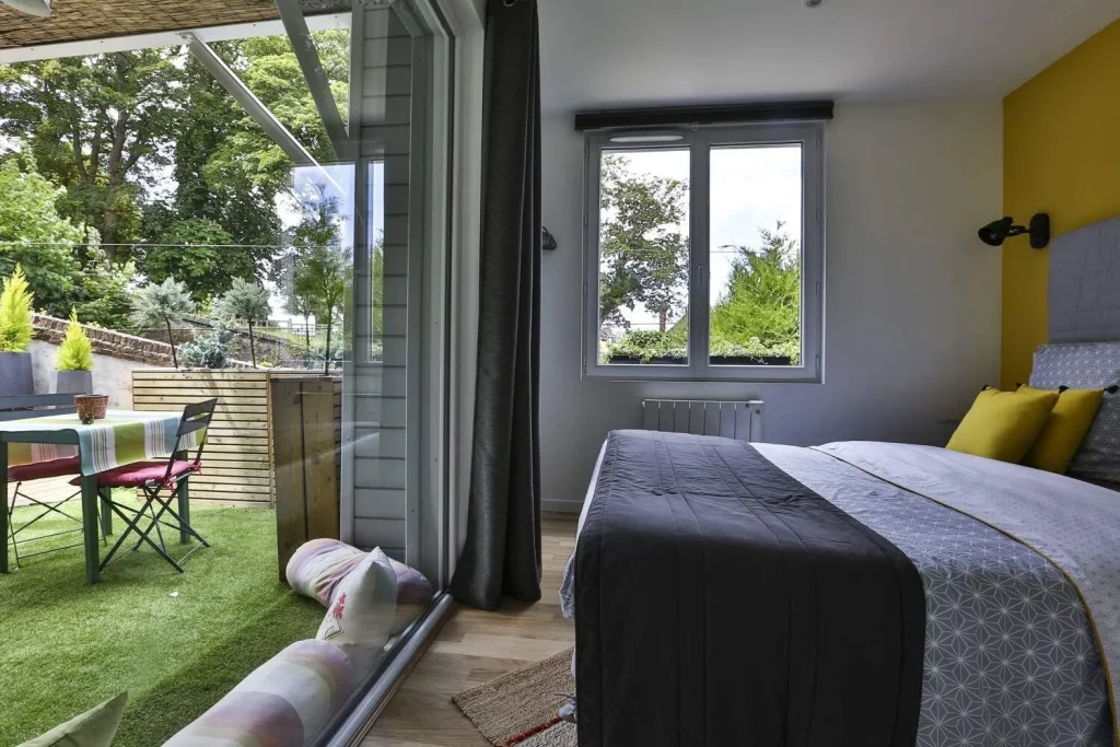 Architecture d’intérieur en Normandie – rénovation complète de maison entre Lisieux et Merville-Franceville. Aménagement intérieur avec matériaux naturels et ambiance lumineuse. Après travaux