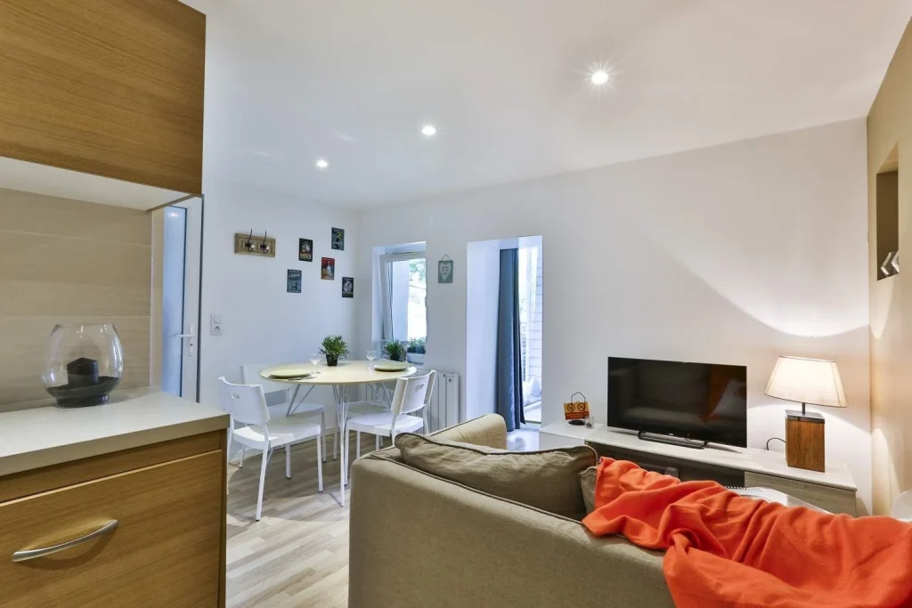 Architecture d’intérieur en Normandie – rénovation complète de maison entre Lisieux et Merville-Franceville. Aménagement intérieur avec matériaux naturels et ambiance lumineuse. Après travaux