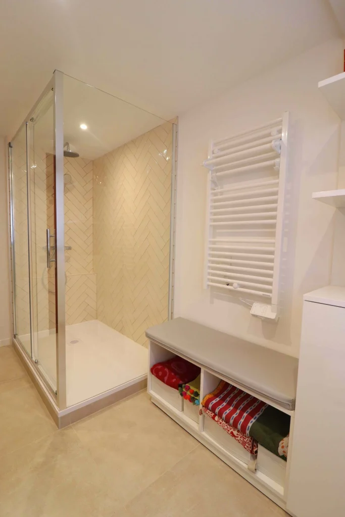 Architecture d’intérieur en Normandie – rénovation complète de maison entre Lisieux et Merville-Franceville. Rénovation de salle d’eau avec optimisation des petits espaces. Création de salle de bain sur mesure avec carrelage en chevron Après travaux