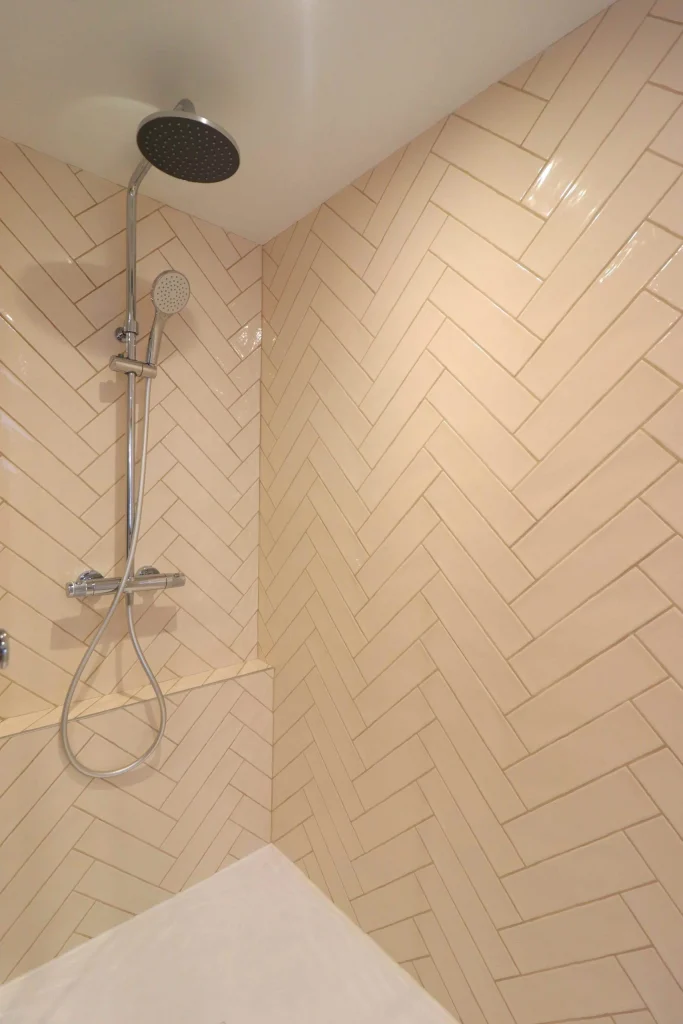 Architecture d’intérieur en Normandie – rénovation complète de maison entre Lisieux et Merville-Franceville. Rénovation de salle d’eau avec optimisation des petits espaces.Création de salle de bain sur mesure avec carrelage en chevron Après travaux