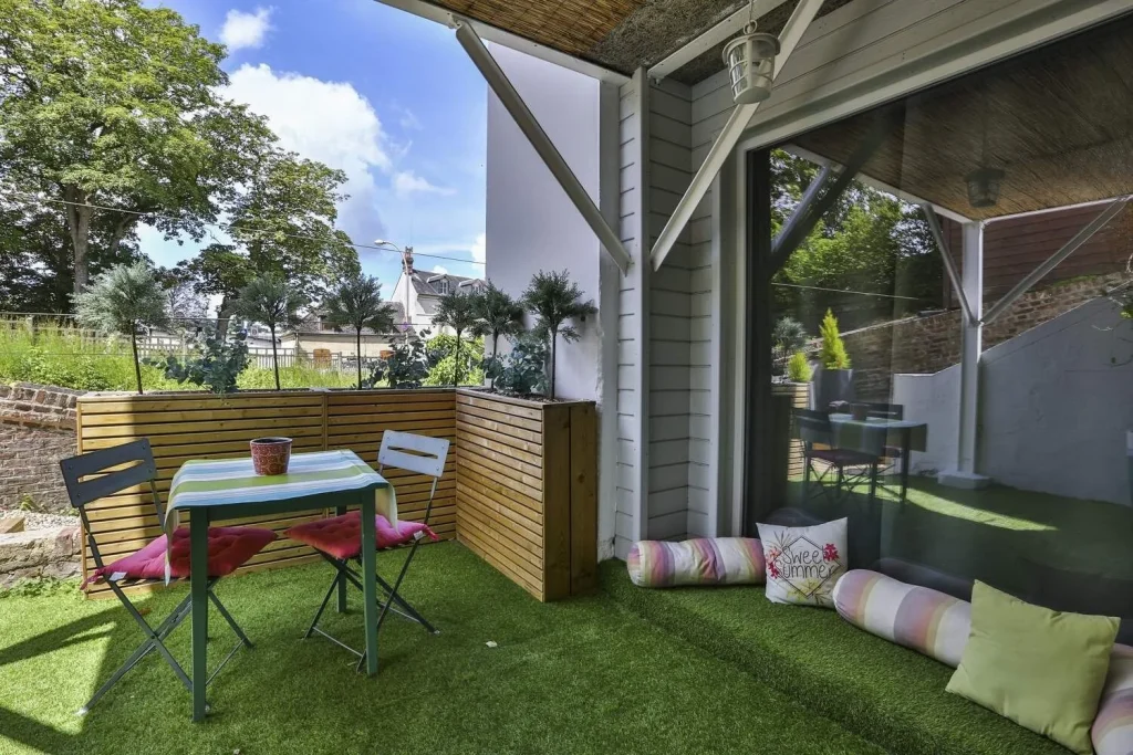 Architecture d’intérieur en Normandie – rénovation complète de maison entre Lisieux et Merville-Franceville. Aménagement intérieur avec matériaux naturels et ambiance lumineuse. Après travaux