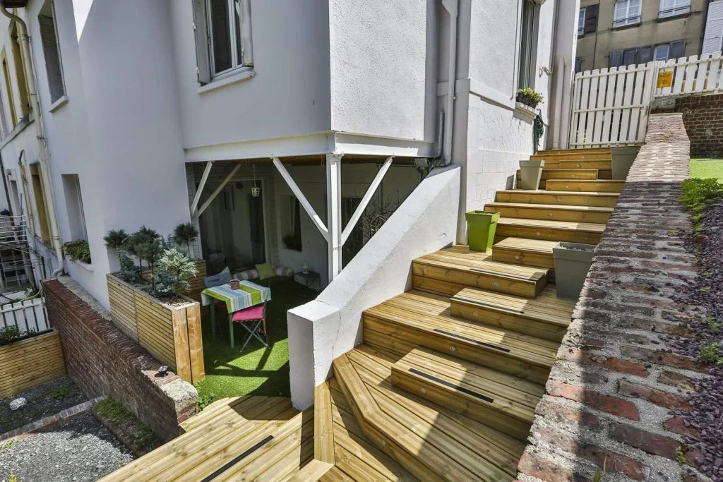 Architecture d’intérieur en Normandie – rénovation complète de maison entre Lisieux et Merville-Franceville. Aménagement intérieur avec matériaux naturels et ambiance lumineuse. Après travaux