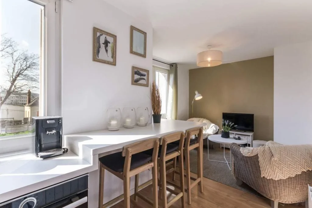 Architecture d’intérieur en Normandie – rénovation complète de maison entre Lisieux et Merville-Franceville. Aménagement intérieur avec matériaux naturels et ambiance lumineuse. Après travaux