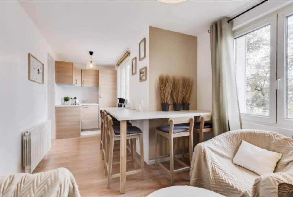 Architecture d’intérieur en Normandie – rénovation complète de maison entre Lisieux et Merville-Franceville. Aménagement intérieur avec matériaux naturels et ambiance lumineuse. Après travaux